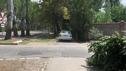 «Дэу» припаркована вдоль тротуара на Айтматова. Фото