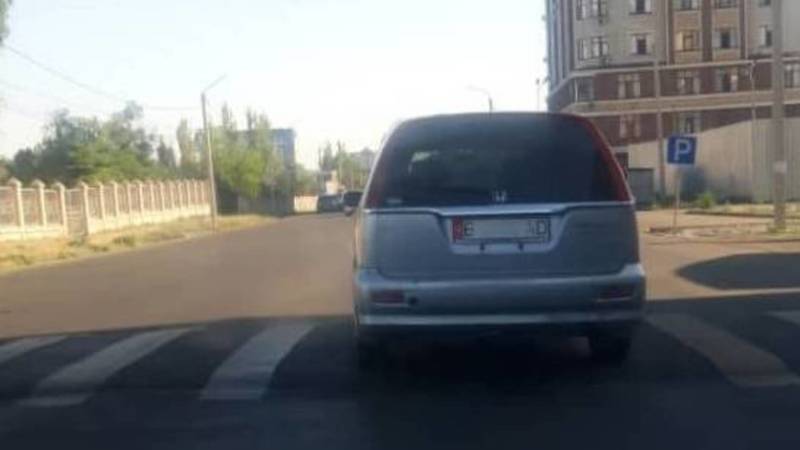 В Бишкеке замечена «Хонда» с нечитаемым госномером. Фото