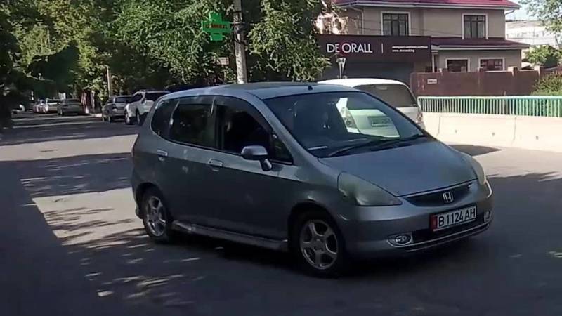 На Жукеева-Пудовкина машины едут против шерсти по односторонней дороге. Видео