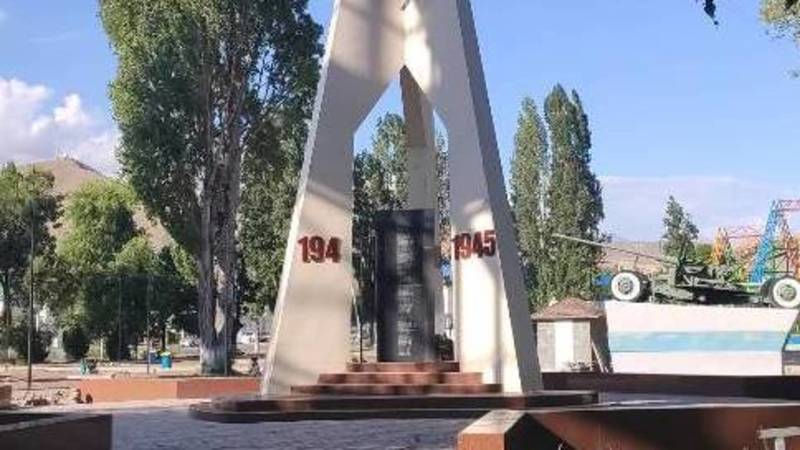 На памятнике советским воинам в Чолпон-Ате нет цифры в надписи года, - местный житель