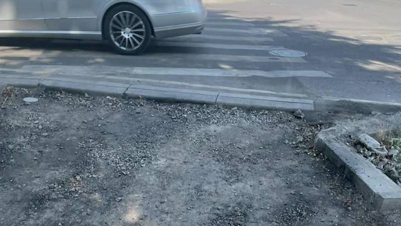 Дорогу на Жукеева-Пудовкина отремонтировали, а тротуар забыли. Фото и видео горожанина