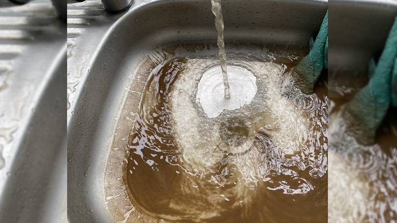 В Караколе после дождя всегда из крана течет грязная вода, - жительница