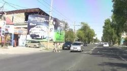 В Бишкеке машина с иссык-кульским госномером чуть не сбила на пешеходе женщину с детьми, - очевидец