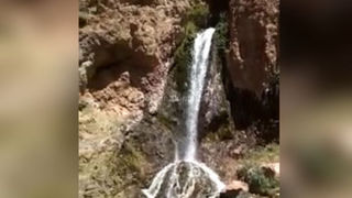 Видео — Территория возле водопада в пригороде Нарына завалена мусором