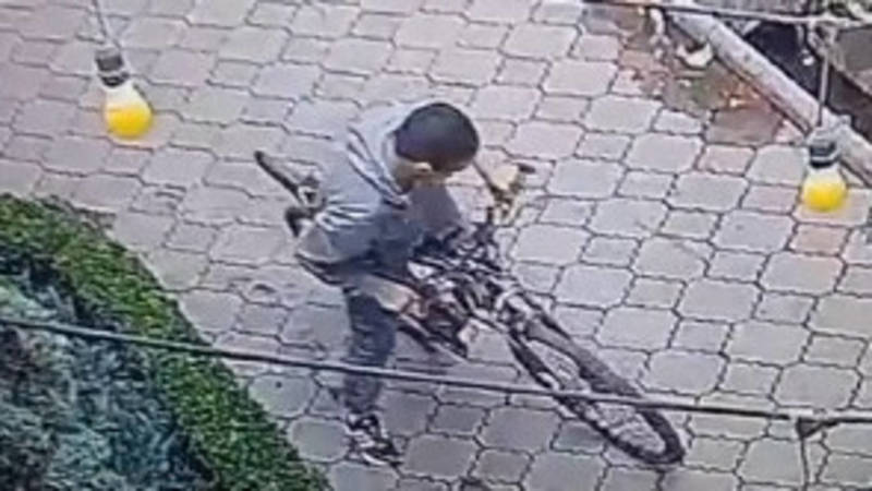 Возле «Фаизы» парень украл велосипед. Видео