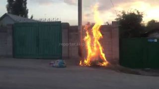 На ул.Курманжан Датки мусор сжигают на тротуаре <i>(видео)</i>