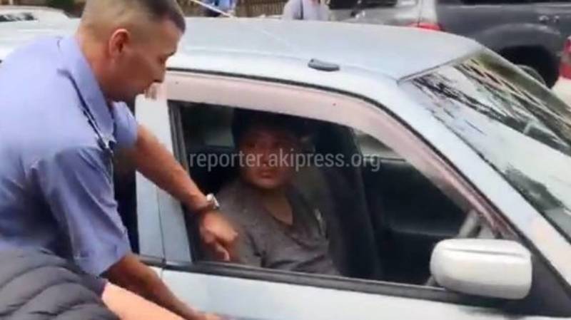В Бишкеке пьяный водитель совершил ДТП и пытался скрыться, но его задержали очевидцы