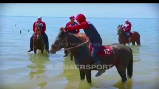 Видео — Сборная Кыргызстана по кок-бору погрузилась с лошадьми в озеро
