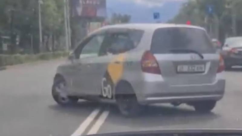 Машина «Яндекс. Такси» развернулась через двойную сплошную линию. Видео, фото