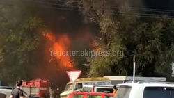 Крупный пожар возле Ошского рынка. Видео