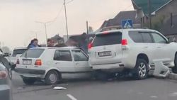 В Бишкеке столкнулись «Прадо» и «Гольф». Видео с места аварии