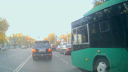 Троллейбус №11 едва не создал аварию на Айтматова. Видео