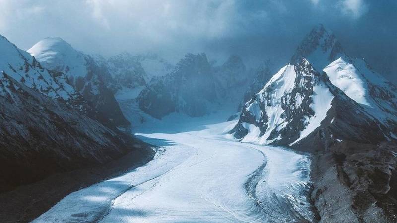 Ледник под пиком Кызыл-Аскер. Вид с дрона