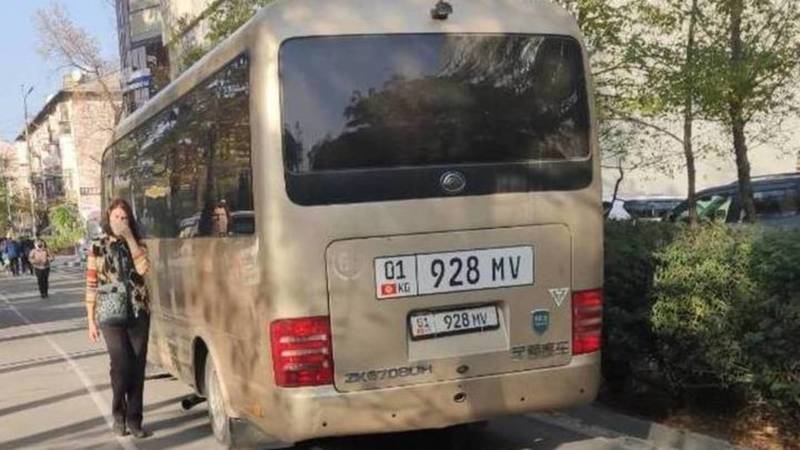 Водитель автобуса МВД оштрафован на 1000 сомов за парковку на тротуаре на Манаса