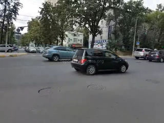 Бишкекчанин жалуется на грохот люков на проезжей части дорог города (видео)