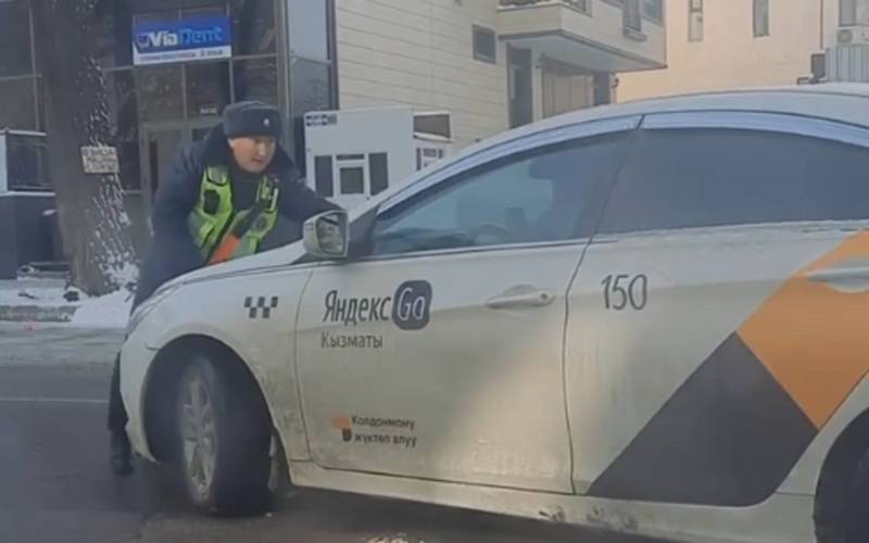 Водитель «Яндекс Такси» прокатил на капоте патрульного. Видео