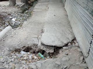 Бишкекчанин просит отремонтировать разбитый тротуар на улице Раззакова (фото)