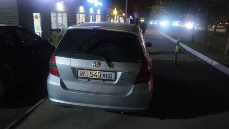 «Фит» припаркован на тротуаре на Каралаева. Фото