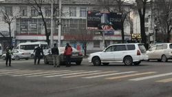 На Айтматова-Ахунбаева столкнулись «Ауди А8» и «Субару». Фото