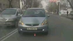 На Гагарина «Фит» выехал на встречку и заблокировал другое авто. Видео
