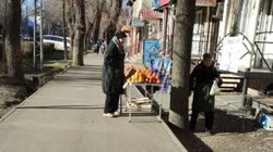 Бишкекчанка жалуется на стихийную торговлю на Московской. Фото