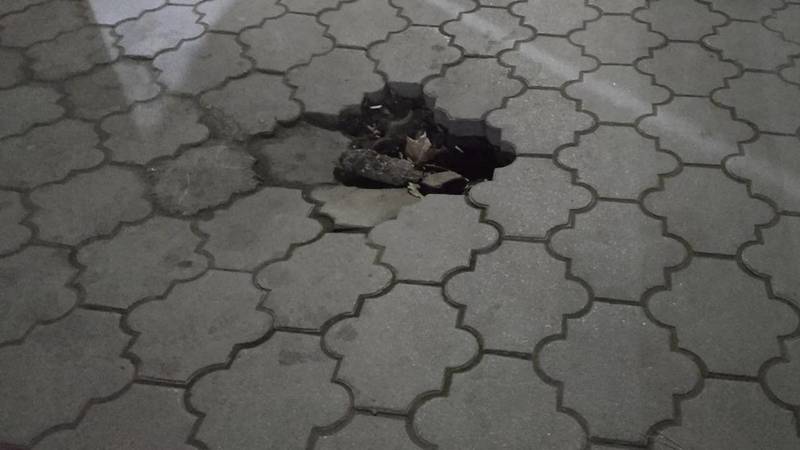 На тротуаре по Советской образовалась яма. Фото