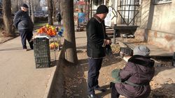 С женщиной, которая торгует на тротуаре на Московской, провели разъяснительную беседу, - мэрия. Фото