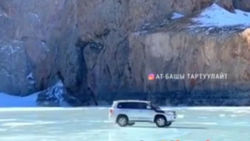 Водитель дрифтует на льду на озере Кель-Суу. Видео
