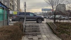 «Крузак» припарковался на тротуаре у пандуса. Фото