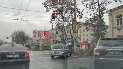 «Мазда», у которой 11,5 тыс. сомов штрафов, припаркована на перекрестке. Фото