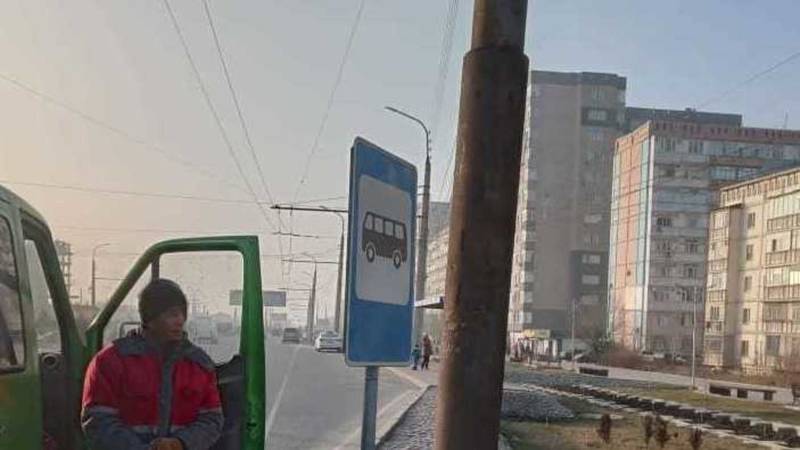 «Бишкекасфальтсервис» восстановил дорожный знак в Джале. Фото