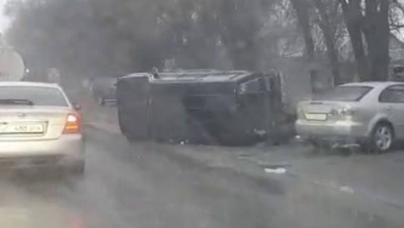 В Новопокровке столкнулись две машины, одна перевернулась на бок. Видео с места аварии