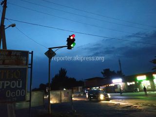 В Романовке светофор пропускает водителей на красный и зеленый одновременно (фото)