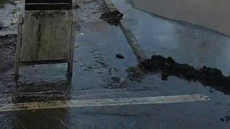 На проспекте Чуй прорвало трубу, вода течет на дорогу. Видео