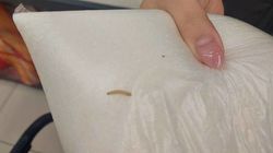 Горожанин обнаружил червя в сахаре в гипермаркете «Фрунзе». Видео