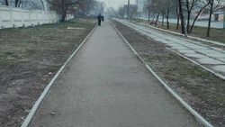 Когда закончат строительство тротуара и велодорожки на Ахунбаева. Фото