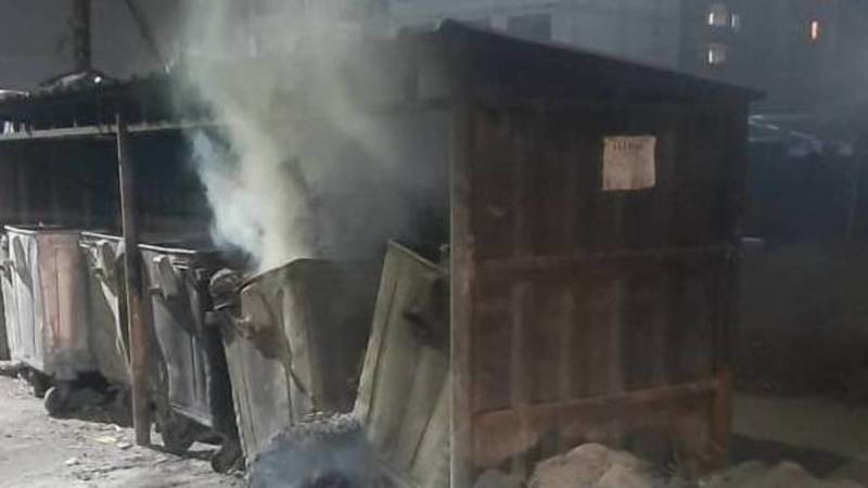 На Ахунбаева продолжают гореть мусорные баки. Видео
