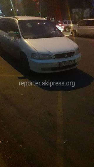 На пересечении Алыкулова-Дэн Сяопина посетители намазканы паркуют свои машины на остановке