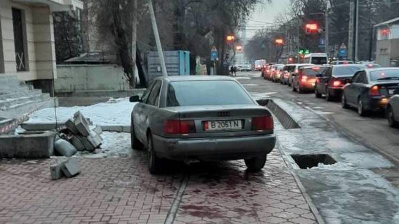 На Боконбаева-Калыка Акиева «Ауди» припарковали прямо на тротуаре. Фото