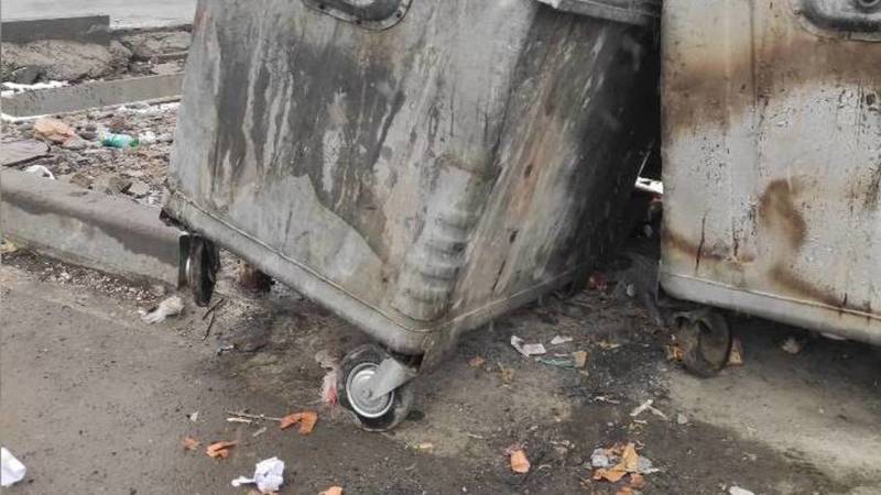 На ул.Шералиева до сих пор не отремонтировали колесо мусорного бака, - горожанин (фото)