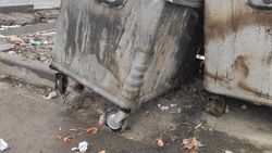 На ул.Шералиева до сих пор не отремонтировали колесо мусорного бака, - горожанин <i>(фото)</i>