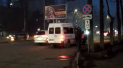 На Чуй-Алматинке маршрутки проводят посадку и высадку пассажиров на перекрестке. Видео