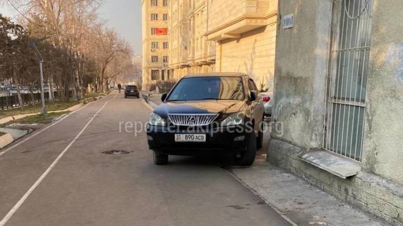Lexus RX 350, у которого штрафы в 4000 сомов, систематически паркуется на тротуаре по Айтматова. Фото