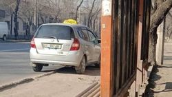 «Фит» со штрафами в 15 тыс. сомов припаркован на остановке на Пишпеке. Фото
