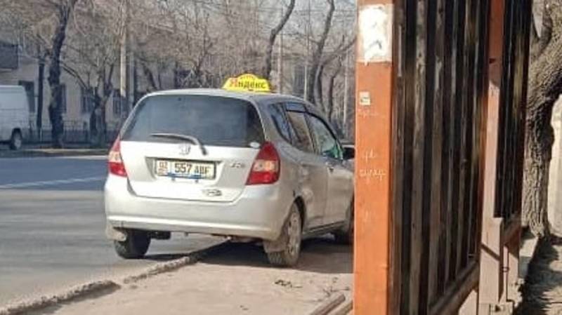 «Фит» со штрафами в 15 тыс. сомов припаркован на остановке на Пишпеке. Фото