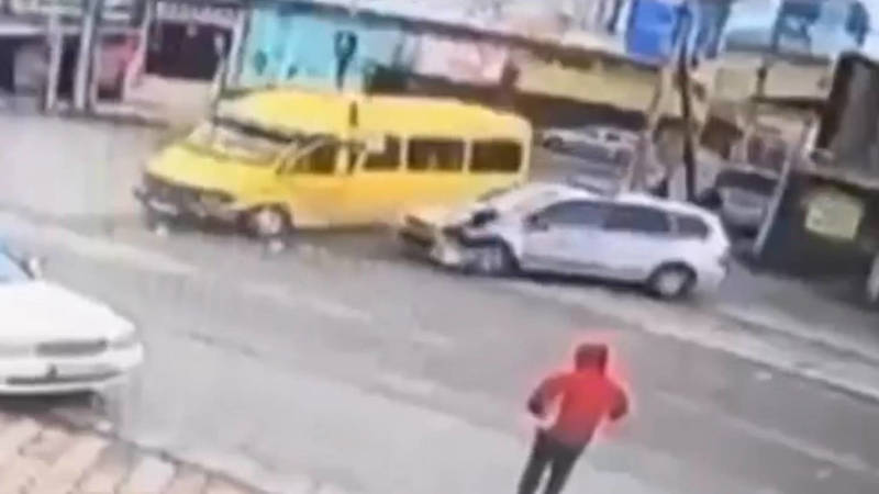Момент столкновения машины МВД и буса попал на видео