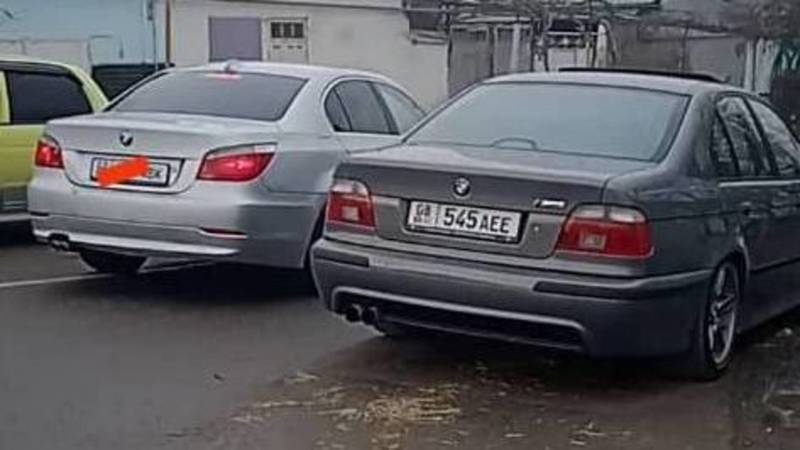 В Оше BMW 540 припаркована в неположенном месте. Фото