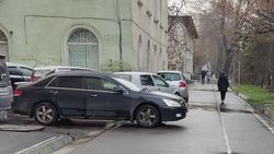 Водители устроили парковку на тротуаре по Айтматова. Фото