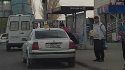 Таксист на «Пассате» со штрафами 27 тыс. сомов припаркован на остановке. Фото