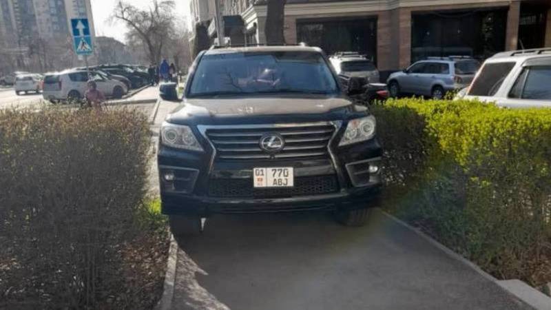 Водитель Lexus LX 570 оштрафован на 1000 сомов за парковку на тротуаре. Фото